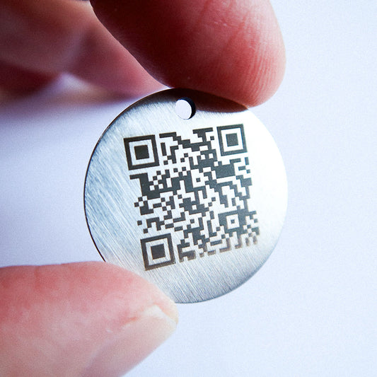 SOS-koiramerkki, jossa kaiverrettu QR-koodi ja nimi / puhelin / Tasso