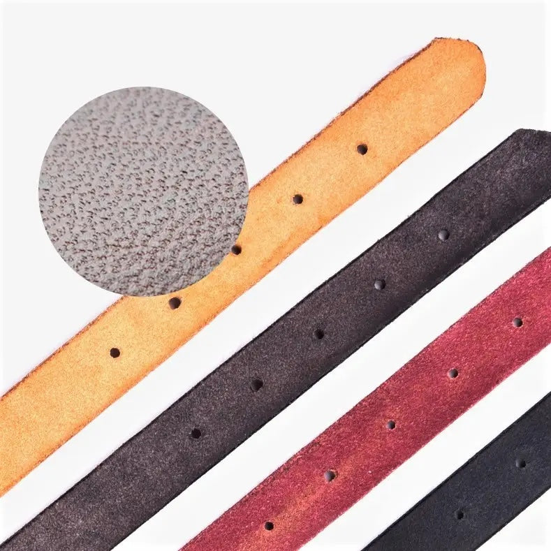 Aitoa nahkaa oleva koiran kaulapanta messinkisoljella neljässä eri värissä ja ilmainen kaiverrus nimestä ja puhelinnumerosta.