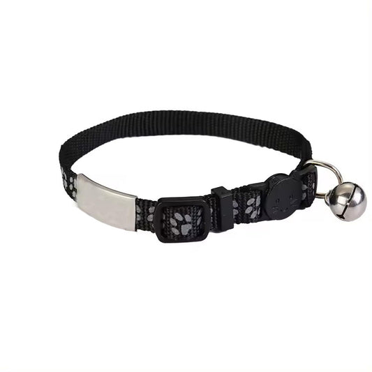 Kissan kaulapanta, johon on kaiverrettu nimi ja puhelinnumero