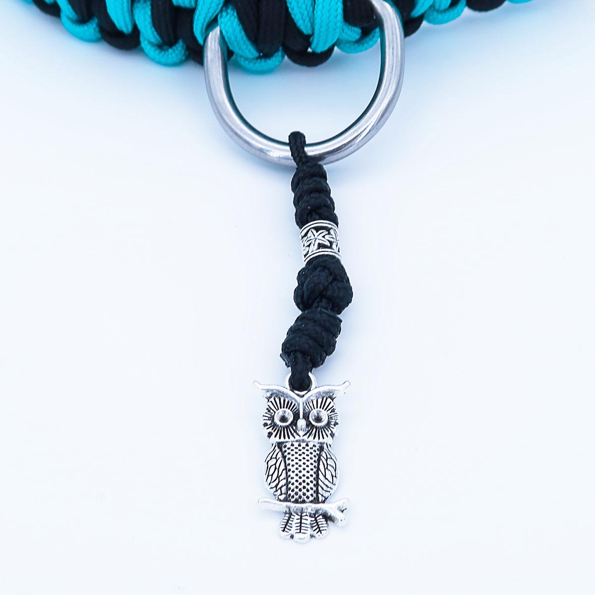 Paracord koiran kaulapanta "Auron", jossa kaiverrus nimi ja puhelin soljessa, kolme eri kokoa.