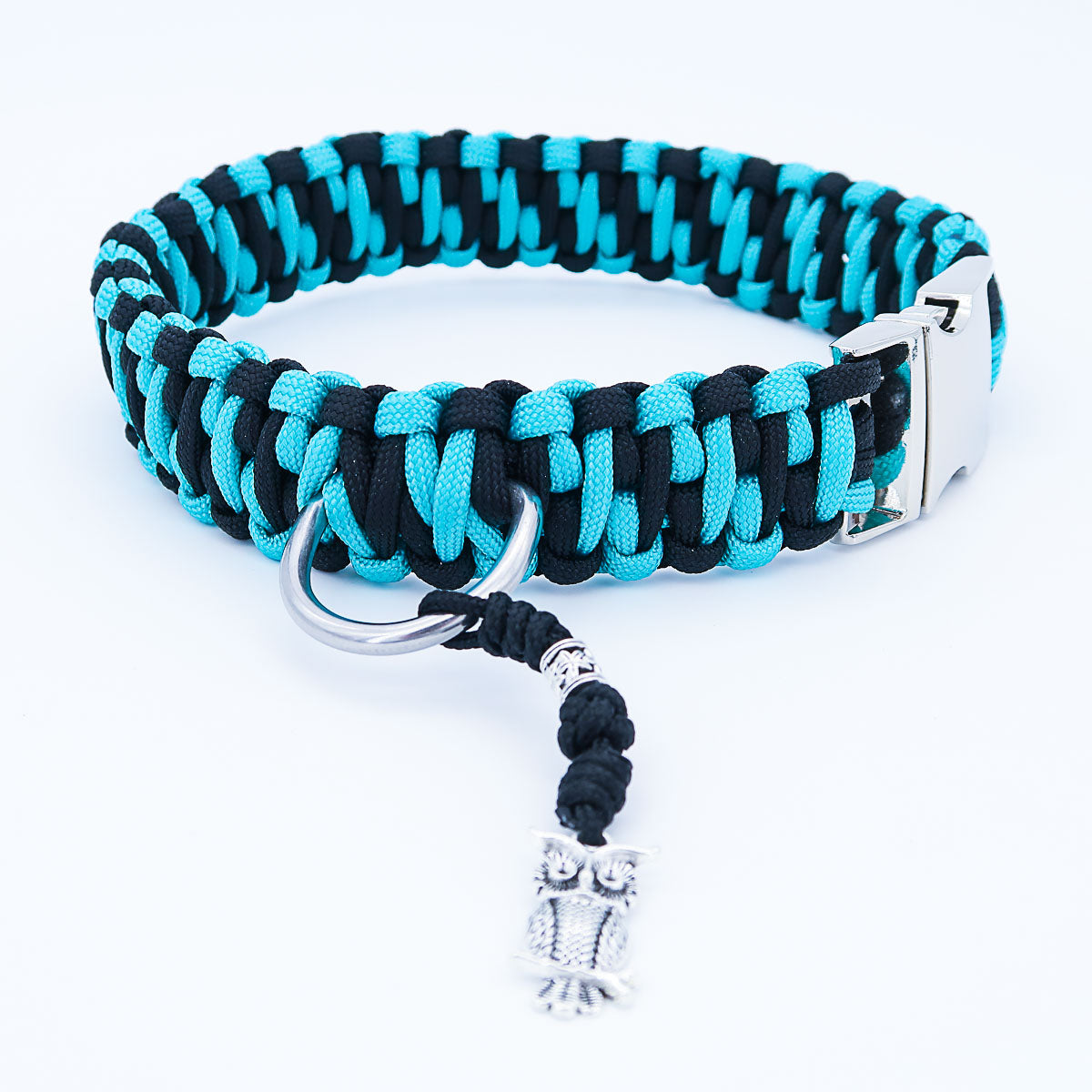 Paracord koiran kaulapanta "Auron", jossa kaiverrus nimi ja puhelin soljessa, kolme eri kokoa.