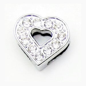 Aidosta nahasta valmistettu koiran kaulanauha, jossa on nimi ja koiran kaulapanta. Täydennetty kimaltavilla strassikivikirjaimilla.